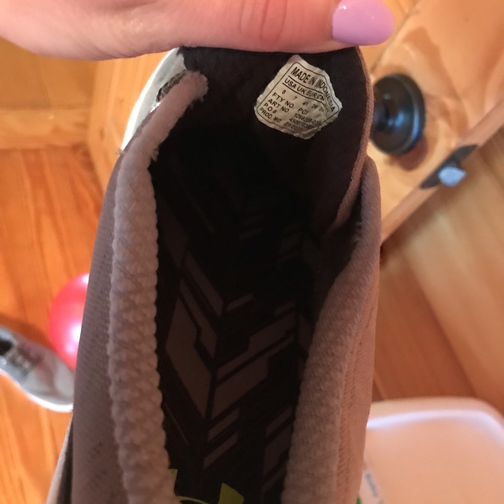 Men’s under armour canvas shoes never worn